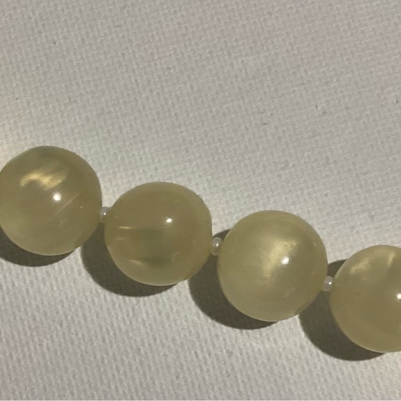 Beautiful Beaded necklace with unique Clasp - Picture 7 of 8